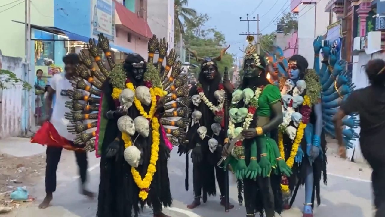 தசரா திருவிழா.. காளி வேடம் அணிந்து பக்தர்கள் ஊர்வலம்