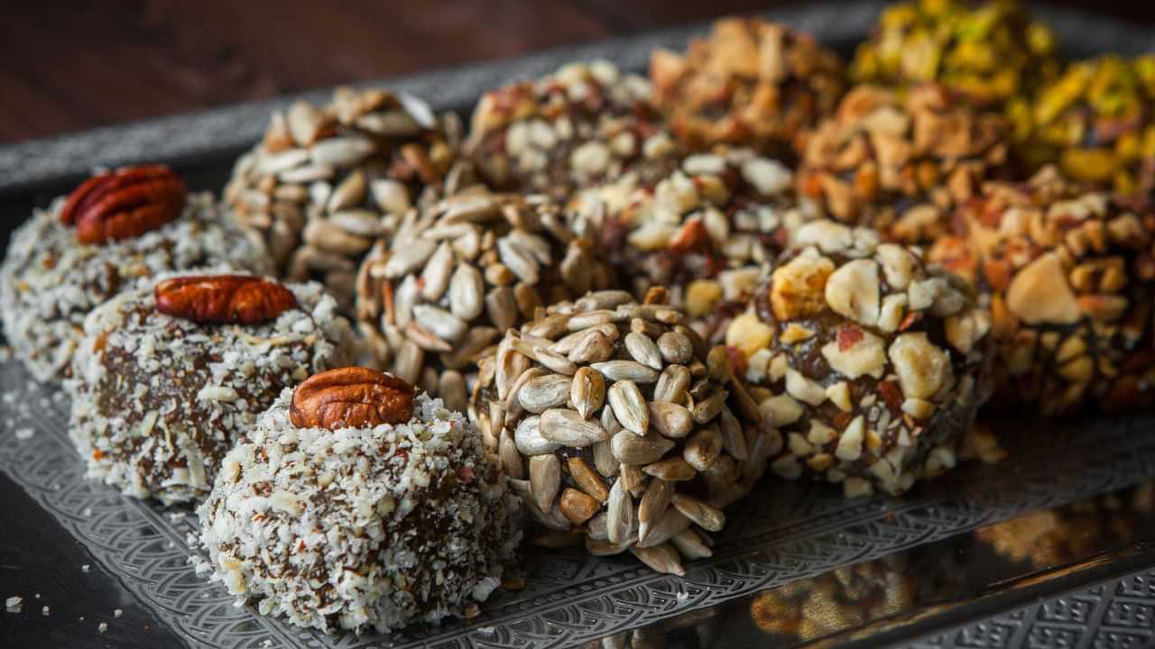 Diwali Sweets: சர்க்கரை நோயால் ஸ்வீட் சாப்பிடாத கவலை போதும்.. தீபாவளிக்கு சர்க்கரை இல்லாத ஆரோக்கிய லட்டு ரெசிபி இதோ! Diwali Sweets: சர்க்கரை நோயால் ஸ்வீட் சாப்பிடாத கவலை போதும்.. தீபாவளிக்கு சர்க்கரை இல்லாத ஆரோக்கிய லட்டு ரெசிபி இதோ!