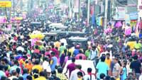 தீபாவளி ஷாப்பிங்! மதுரை விளக்குத்தூணில் கூட்டம் கூட்டமாய் மக்கள்! தீபாவளி ஷாப்பிங்! மதுரை விளக்குத்தூணில் கூட்டம் கூட்டமாய் மக்கள்!...