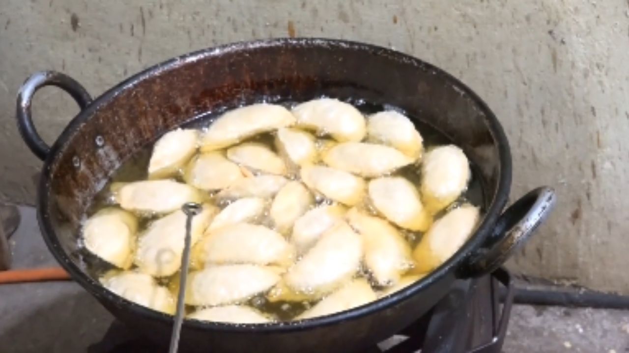 நெருங்கும் தீபாவளி பண்டிகை.. தயாராகும்  பலகாரங்கள்!