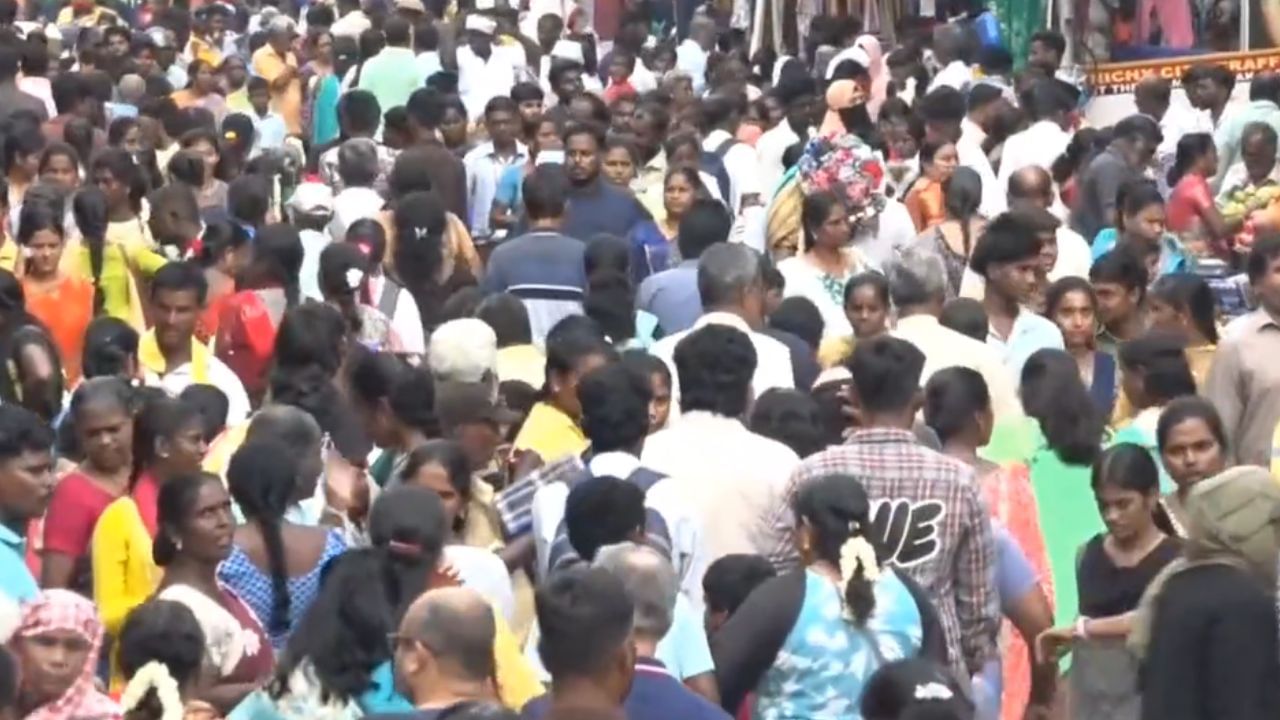 நெருங்கிய தீபாவளி.. திருச்சியில் களைகட்டிய மார்கெட்டுகள்! நெருங்கிய தீபாவளி.. திருச்சியில் களைகட்டிய மார்கெட்டுகள்!