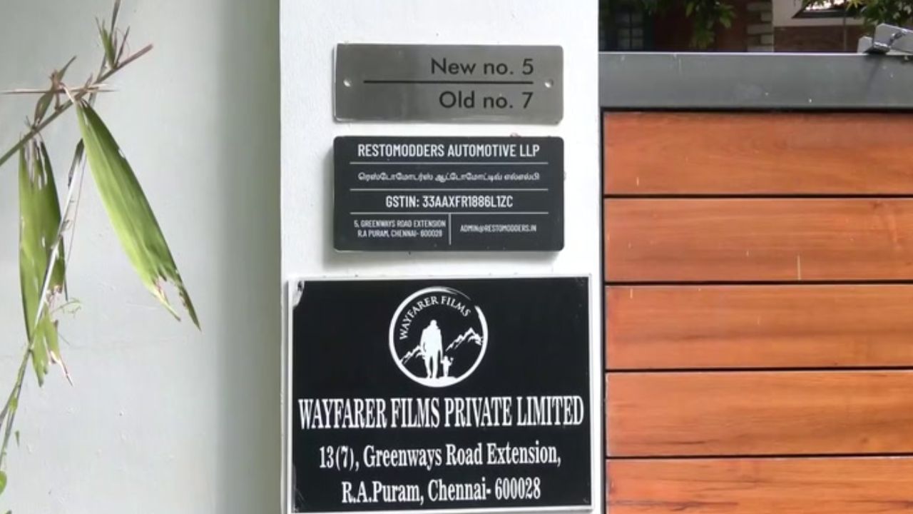 சொகுசு வாகனங்கள் பயன்பாடு விவகாரம்.. நடிகர் துல்கர் சல்மான் வீட்டில் ரெய்டு! சொகுசு வாகனங்கள் பயன்பாடு விவகாரம்.. நடிகர் துல்கர் சல்மான் வீட்டில் ரெய்டு!