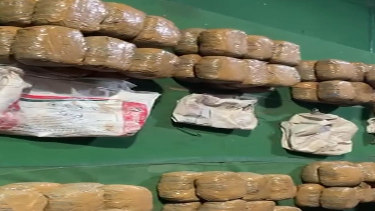 தேங்காய் லோடில் மறைத்து கொண்டுவரப்பட்ட 401கிலோ கஞ்சா!