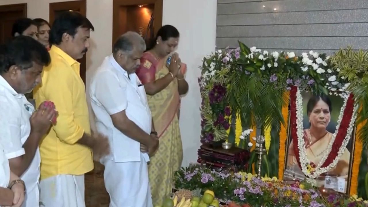 பிரேமலதாவின் தாயார் அம்சவேணியின் உருவபடத்திற்கு ஜி.கே.வாசன் மரியாதை