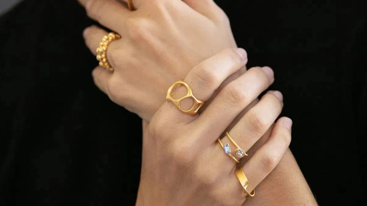 Gold Ring Benefits: எந்த விரலில் தங்க மோதிரம் அணிந்தால் என்ன நன்மை? Gold Ring Benefits: எந்த விரலில் தங்க மோதிரம் அணிந்தால் என்ன நன்மை?