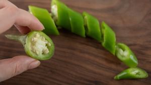 Kitchen Hacks: பச்சை மிளகாய் வெட்டி கைகளில் எரிச்சலா..? சரிசெய்யும் வீட்டு பொருட்கள்..! Kitchen Hacks: பச்சை மிளகாய் வெட்டி கைகளில் எரிச்சலா..? சரிசெய்யும் வீட்டு பொருட்கள்..!