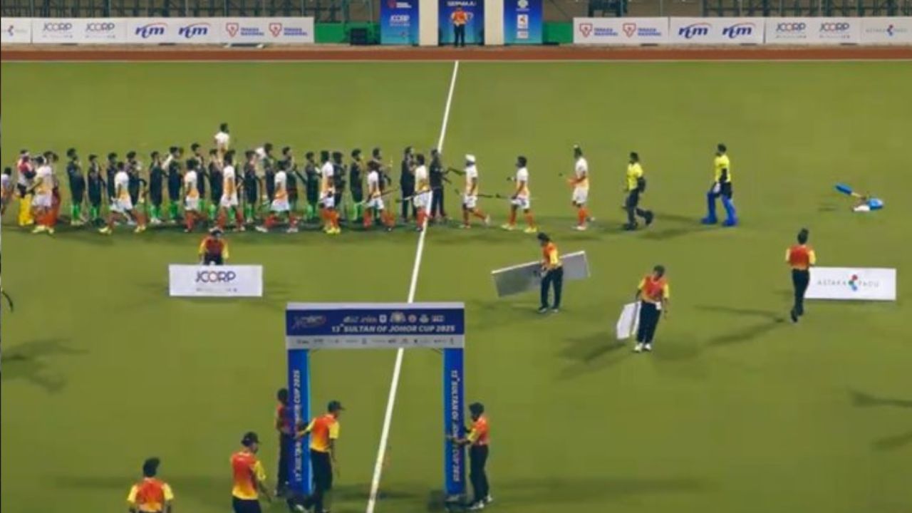 India – Pakistan: முடிவுக்கு வந்த கைகுலுக்கல் சர்ச்சை! ஹாக்கி போட்டியில் இந்திய – பாகிஸ்தான் வீரர்கள் ஹை-ஃபைவ்! India – Pakistan: முடிவுக்கு வந்த கைகுலுக்கல் சர்ச்சை! ஹாக்கி போட்டியில் இந்திய – பாகிஸ்தான் வீரர்கள் ஹை-ஃபைவ்!