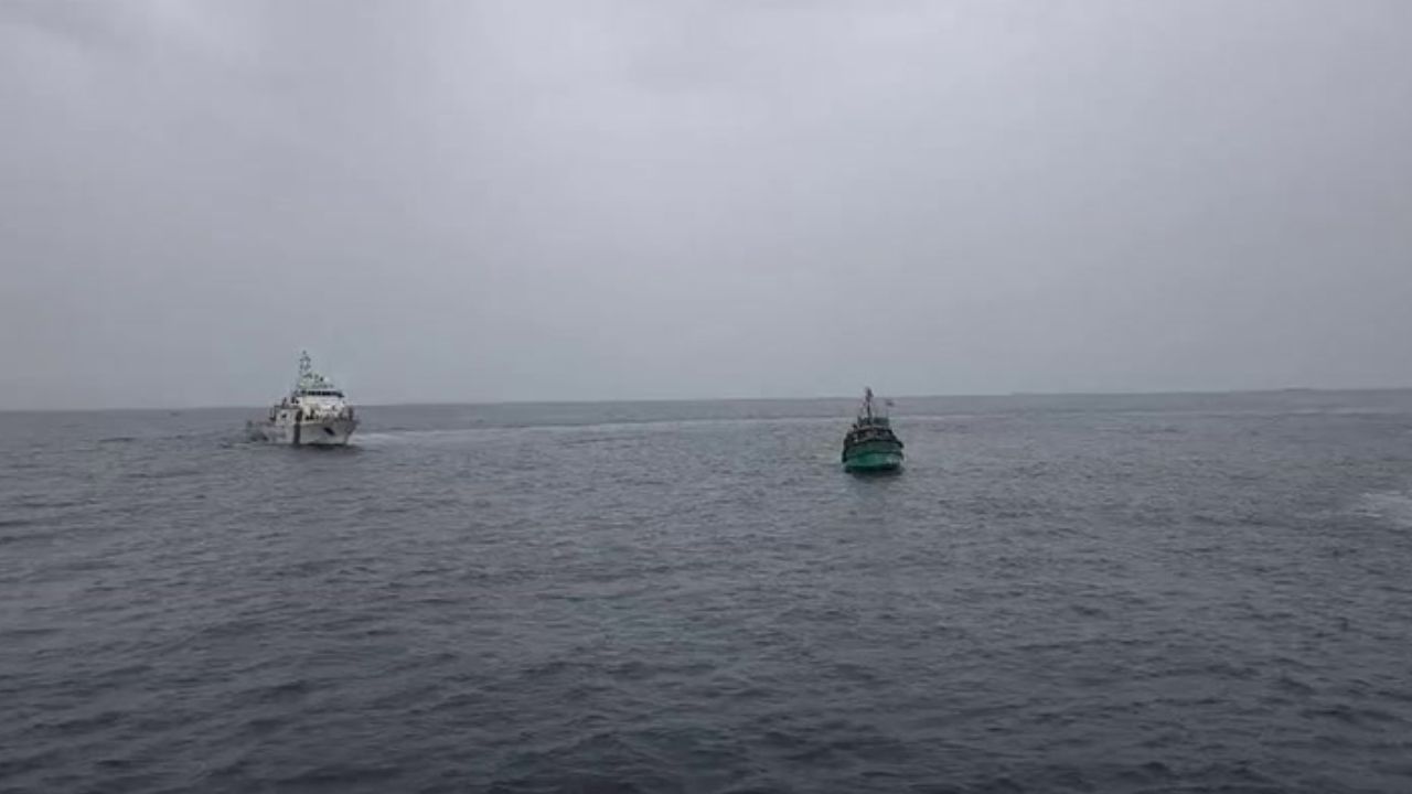 வங்காள விரிகுடாவில் புயல் எச்சரிக்கை.. மீனவர்களை திருப்பி அனுப்பிய கடலோர படை!