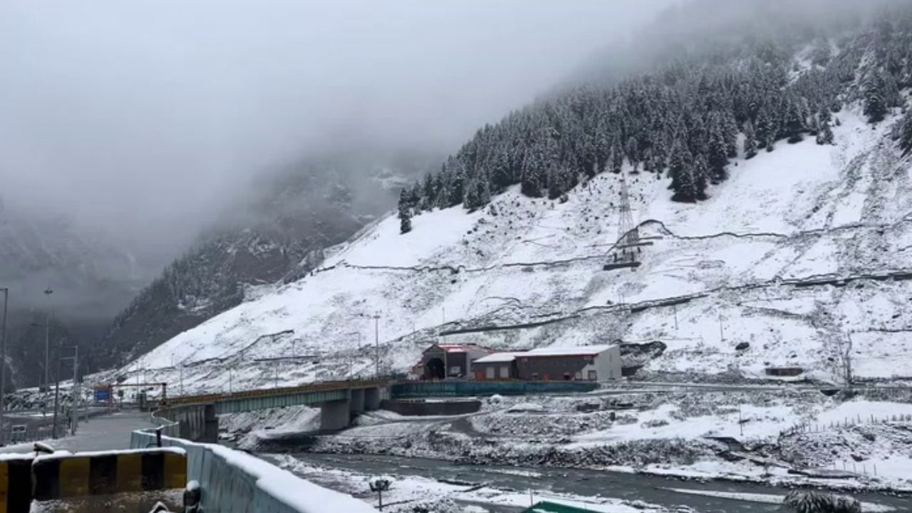 குல்மார்க்-சோன்மார்க்கில் பனிப்பொழிவு.. சுற்றுலா பயணிகள் மகிழ்ச்சி! குல்மார்க்-சோன்மார்க்கில் பனிப்பொழிவு.. சுற்றுலா பயணிகள் மகிழ்ச்சி!