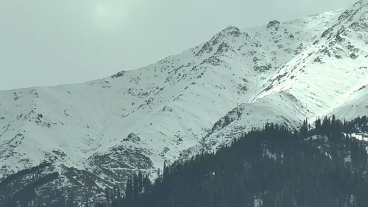 பார்க்க பார்க்க அழகு.. வெண்பனி போர்த்திய மலைகள்! பார்க்க பார்க்க அழகு.. வெண்பனி போர்த்திய மலைகள்!