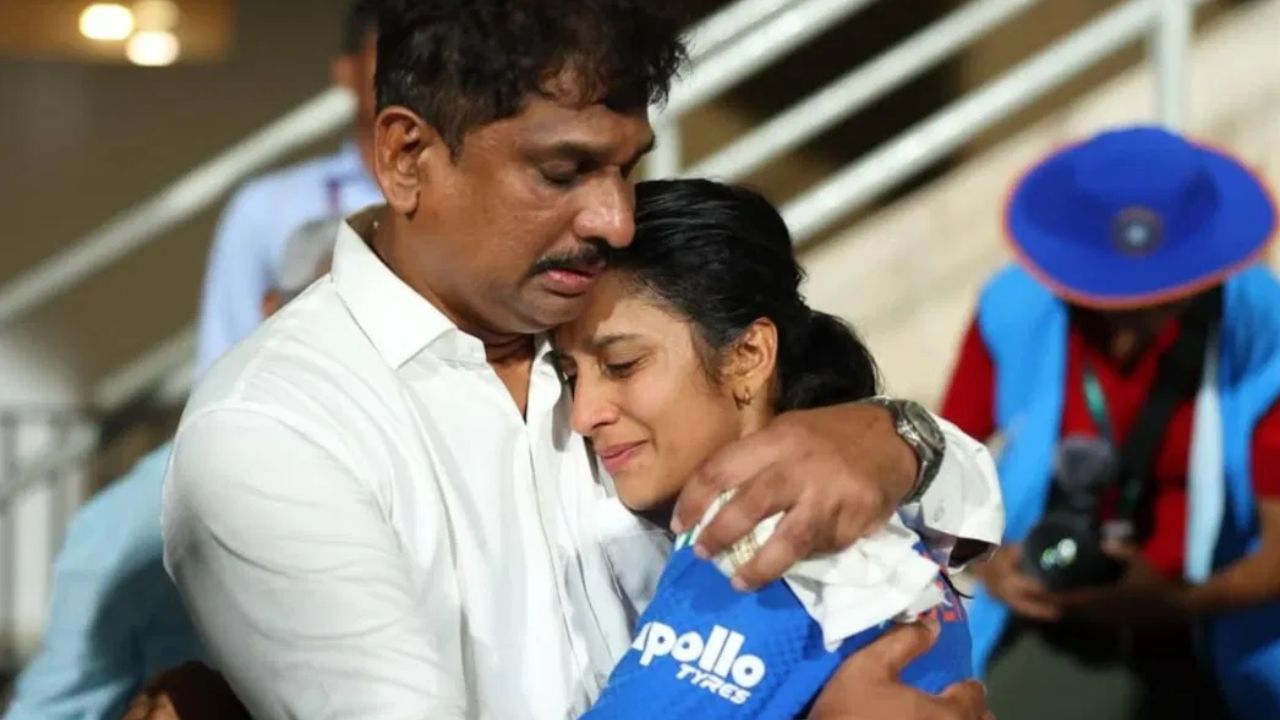 VIDEO: இது வெற்றியின் கண்ணீர்.. தந்தையை கட்டிப்பிடித்த கலங்கிய ஜெமிமா! VIDEO: இது வெற்றியின் கண்ணீர்.. தந்தையை கட்டிப்பிடித்த கலங்கிய ஜெமிமா!