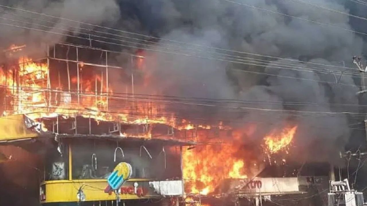 மளமளவென பற்றிய தீ.. கேரளாவில் பரபர சம்பவம்! மளமளவென பற்றிய தீ.. கேரளாவில் பரபர சம்பவம்!