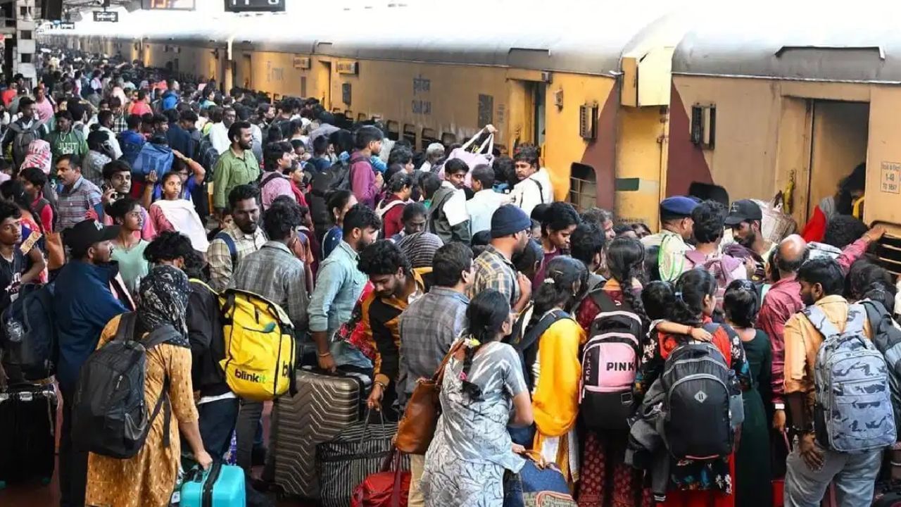 ஊர் செல்ல திட்டம்.. கோவை ரயில் நிலையத்தில் சூழ்ந்த மக்கள்.. அலைமோதும் கூட்டம்!