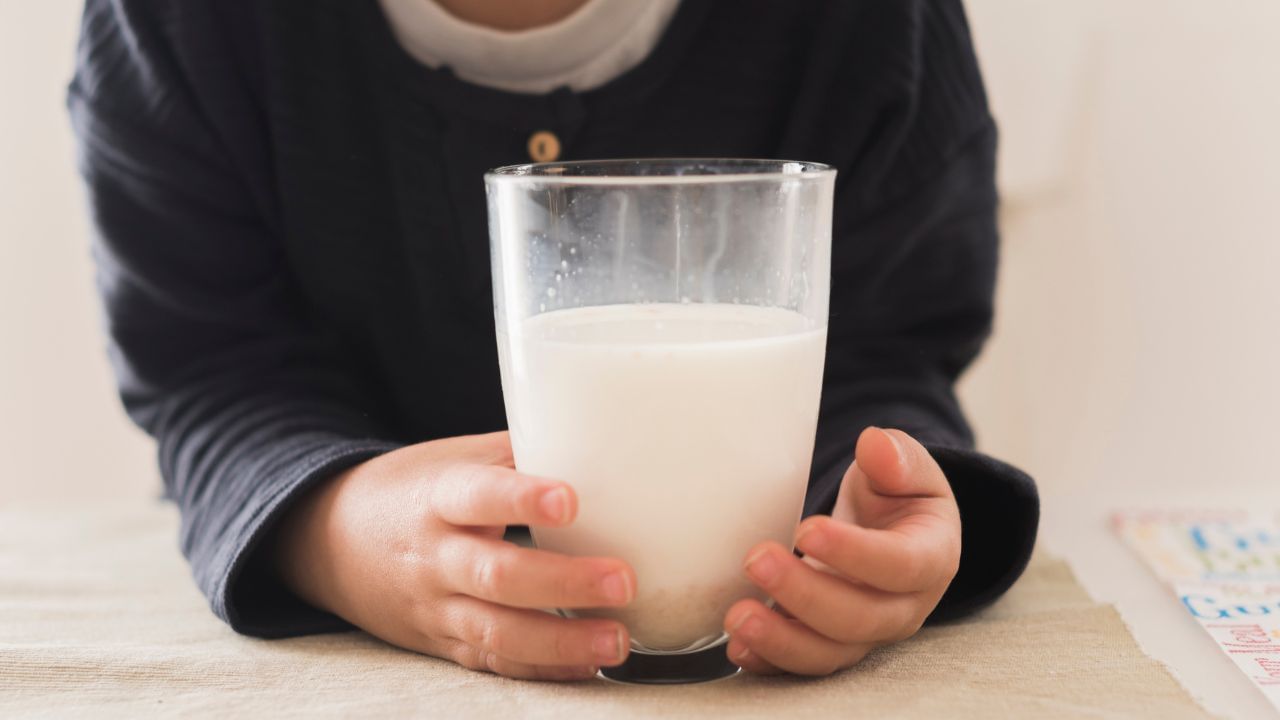 Milk Intolerance: பால் குடித்த பிறகு உங்களுக்கு வாயு பிரச்சனைகள் ஏற்படுகிறதா? அதற்கான காரணங்கள்!