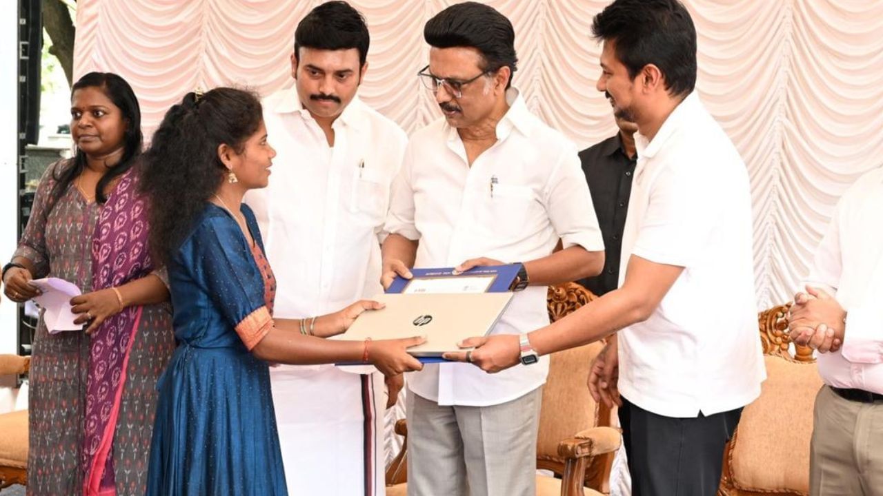 கல்லூரி மாணவர்களுக்கு லேப்டாப்.. தமிழக அரசு சொன்ன GOOD NEWS!! கல்லூரி மாணவர்களுக்கு லேப்டாப்.. தமிழக அரசு சொன்ன GOOD NEWS!!