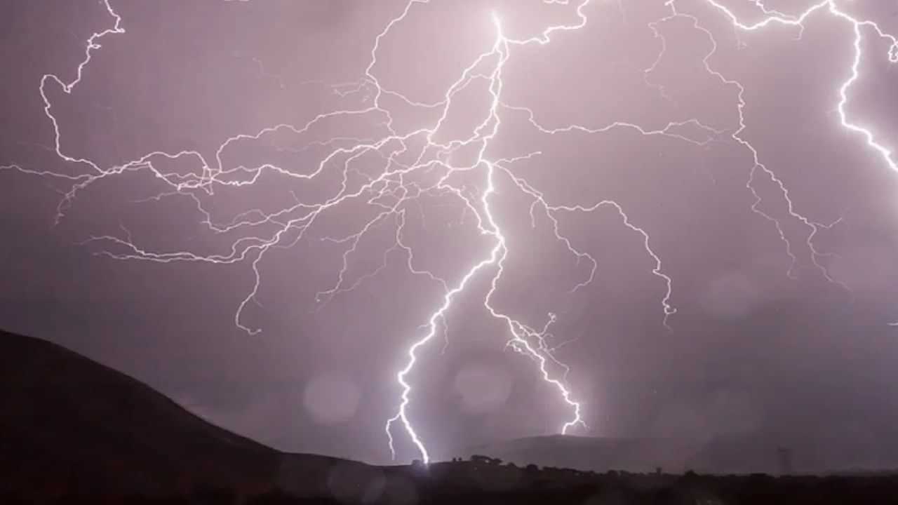 Lightning Safe: மின்னல் அடிக்கும்போது பயமா..? உங்களை எவ்வாறு பாதுகாப்பது..? Lightning Safe: மின்னல் அடிக்கும்போது பயமா..? உங்களை எவ்வாறு பாதுகாப்பது..?