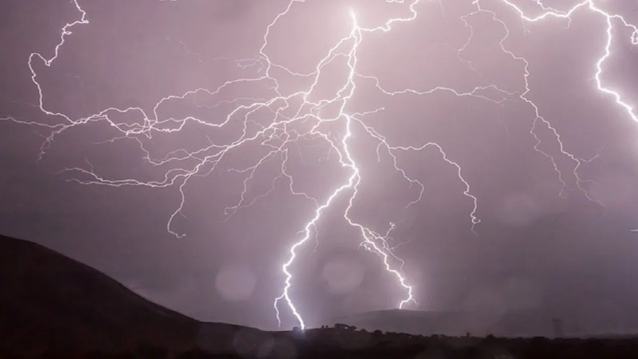 Lightning Safe: மின்னல் அடிக்கும்போது பயமா..? உங்களை எவ்வாறு பாதுகாப்பது..? Lightning Safe: மின்னல் அடிக்கும்போது பயமா..? உங்களை எவ்வாறு பாதுகாப்பது..?