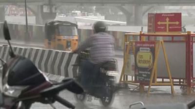 மதுரையில் கொட்டும் கனமழை.. மூழ்கிய முக்கிய சாலைகள்..! மதுரையில் கொட்டும் கனமழை.. மூழ்கிய முக்கிய சாலைகள்..!