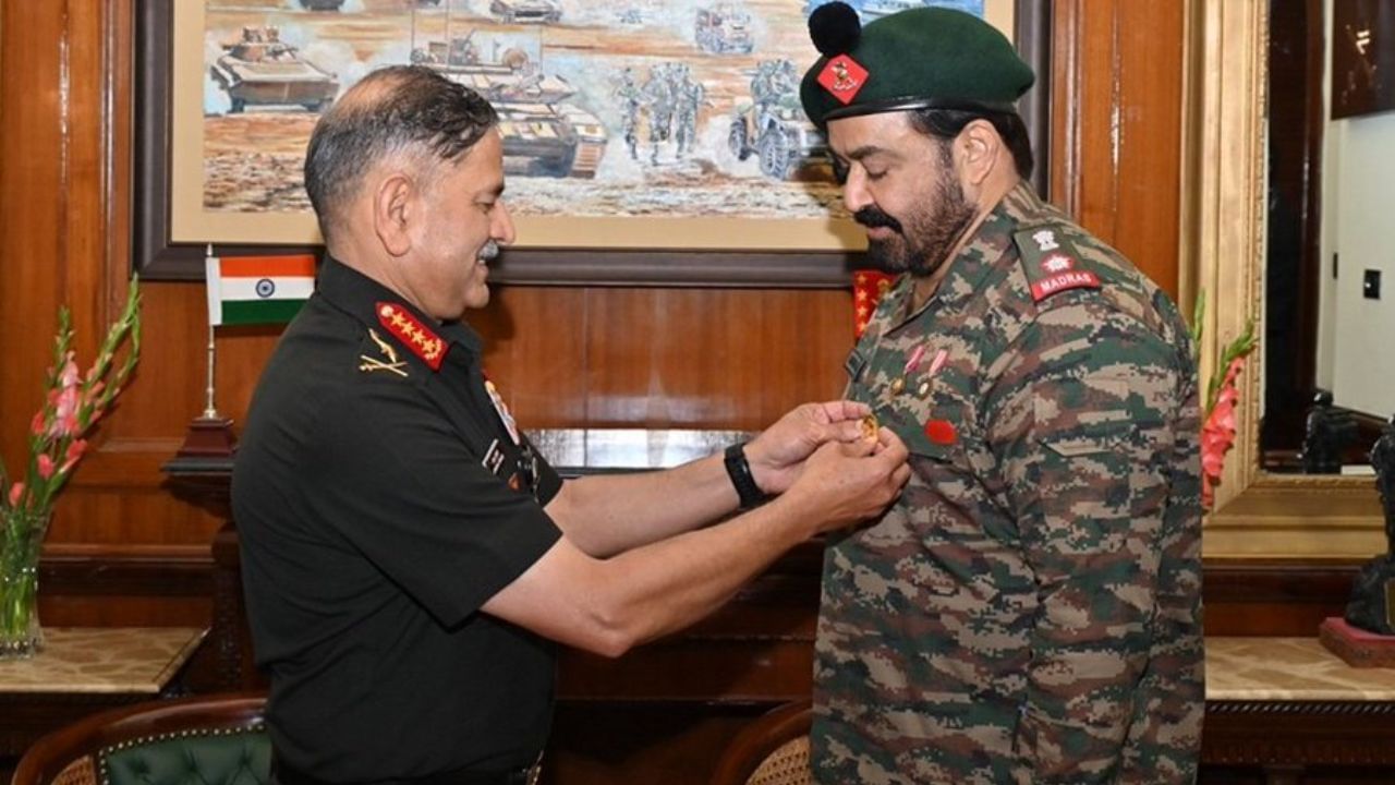 தாதாசாகேப் பால்கே விருது… ராணுவ தளபதியை சந்தித்த மோகன்லால் பாராட்டு பெற்றார்!