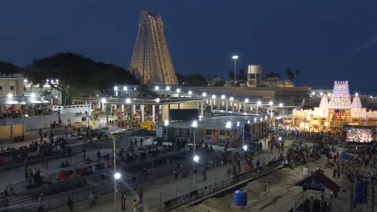 திருச்செந்தூர் சூரசம்ஹாரம்.. இரவில் ஜொலித்த முருகன் கோயில்!