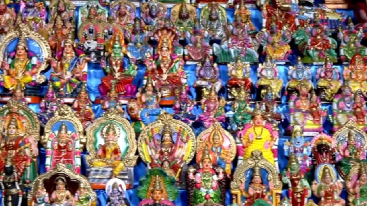 கேரளாவில் கோலாகலம்.. 7,400 கொலு பொம்மைகள் வைத்து வழிபாடு!