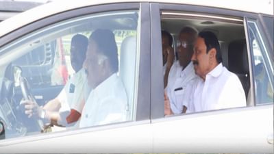 ஒரே காரில் தேவர் நினைவிடம் சென்ற ஓபிஎஸ் - செங்கோட்டையன்!! ஒரே காரில் தேவர் நினைவிடம் சென்ற ஓபிஎஸ் - செங்கோட்டையன்!!