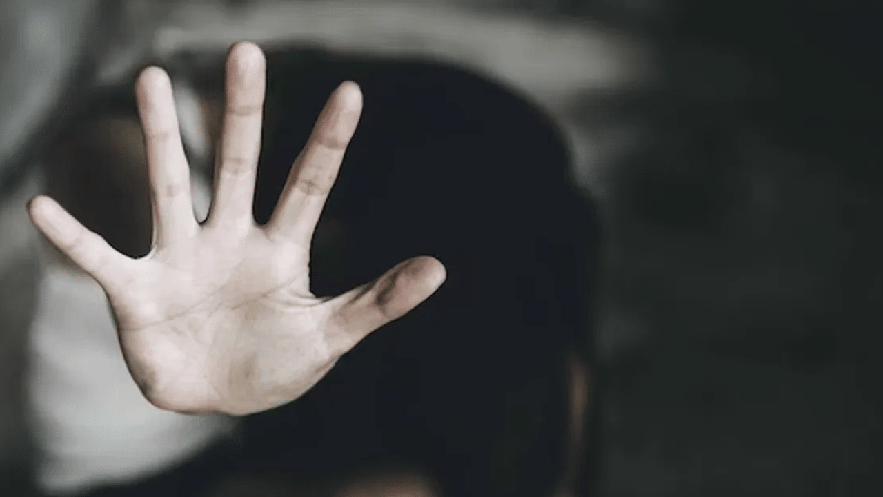 16 வயது மாணவனை திருமணம் செய்த பெண்... 3 மாத கர்ப்பம்... போக்சோவில் கைது 16 வயது மாணவனை திருமணம் செய்த பெண்... 3 மாத கர்ப்பம்... போக்சோவில் கைது