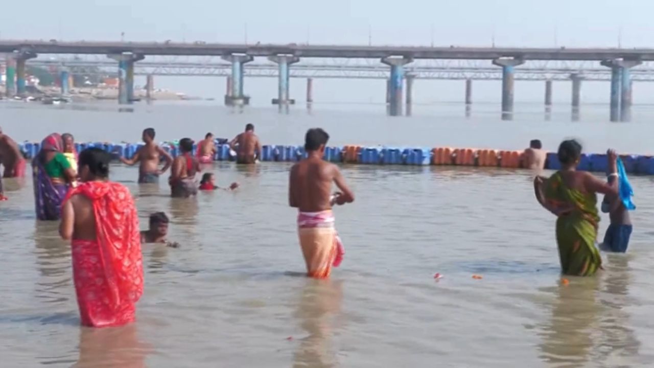 கர்வா சௌத் பண்டிகை.. பிரயாக்ராஜில் புனித நீராடிய பக்தர்கள்