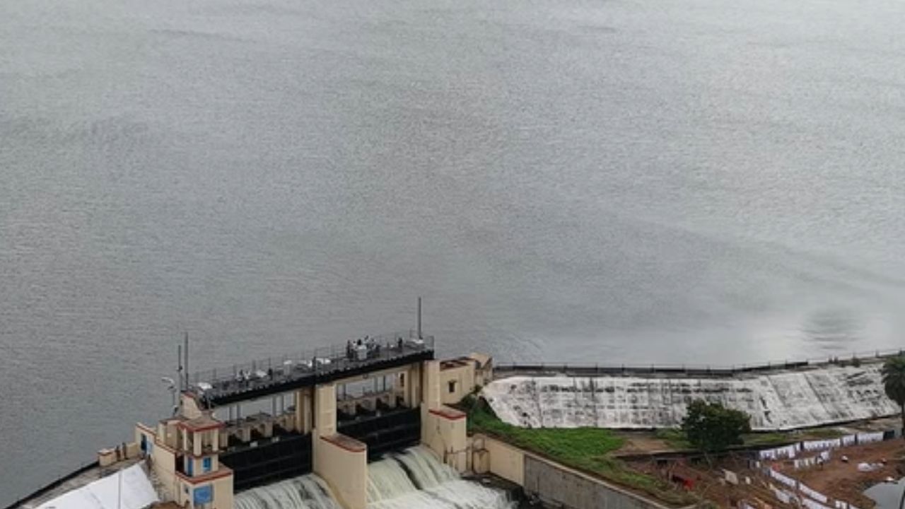 திருவள்ளூர் புழல் ஏரியில் இருந்து உபரி நீர் வெளியேற்றம் அதிகரிப்பு