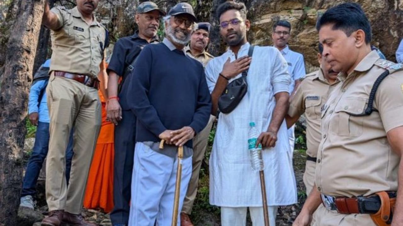 ஆன்மீக சுற்றுழா சென்றுள்ள ரஜினிகாந்த் – இணையத்தில் வைரலாகும் போட்டோஸ் ஆன்மீக சுற்றுழா சென்றுள்ள ரஜினிகாந்த் – இணையத்தில் வைரலாகும் போட்டோஸ்