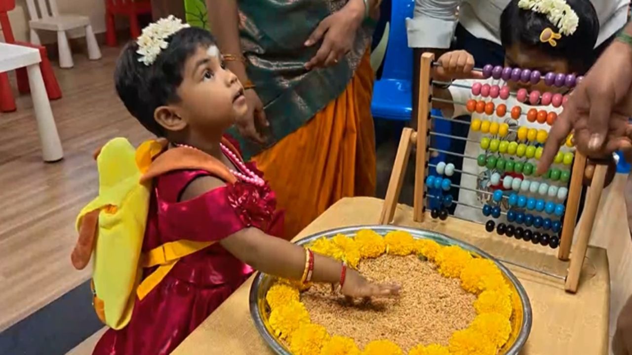 பள்ளியில் விஜயதசமி கொண்டாட்டம்... நெல்லில் 'அ' எழுதிய மழலையர்கள்