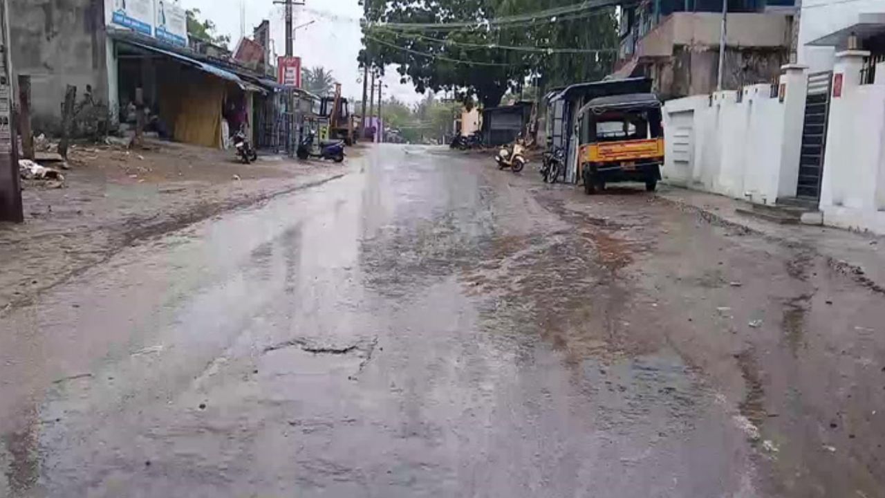 ராமேஸ்வரத்தில் கொட்டிய கனமழை.. சாலைகளில் தேங்கிய மழைநீர்!