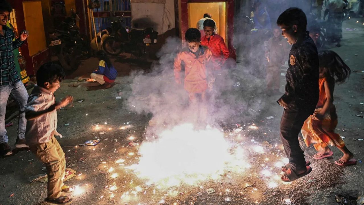 Safety Tips on Diwali: பட்டாசு வெடிக்கிறீர்களா..? வெடிக்கும் முன் என்ன செய்யலாம்? என்ன செய்யக்கூடாது? Safety Tips on Diwali: பட்டாசு வெடிக்கிறீர்களா..? வெடிக்கும் முன் என்ன செய்யலாம்? என்ன செய்யக்கூடாது?