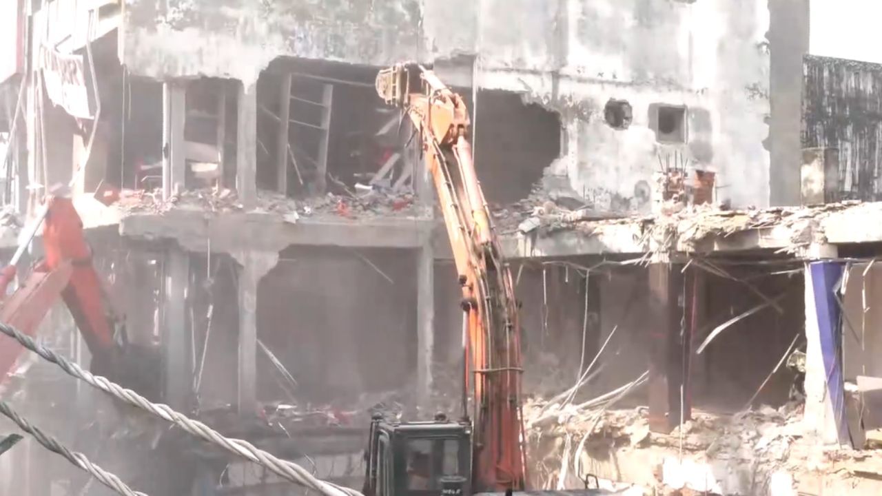 மீரட்டில் வணிக வளாகத்தில் இருக்கும் 22 கடைகளை இடிக்கும் பணியை தொடங்கிய அதிகாரிகள்!