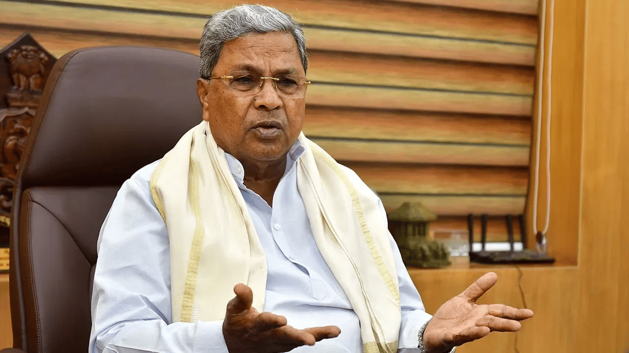 கர்நாடகா முதல்வர் சித்தராமையாவின் நிகழ்ச்சியில் ஏற்பட்ட கூட்ட நெரிசல் – மூச்சுத்திணறலால் 11 பேர் மயக்கம் – பரபரப்பு சம்பவம் கர்நாடகா முதல்வர் சித்தராமையாவின் நிகழ்ச்சியில் ஏற்பட்ட கூட்ட நெரிசல் – மூச்சுத்திணறலால் 11 பேர் மயக்கம் – பரபரப்பு சம்பவம்