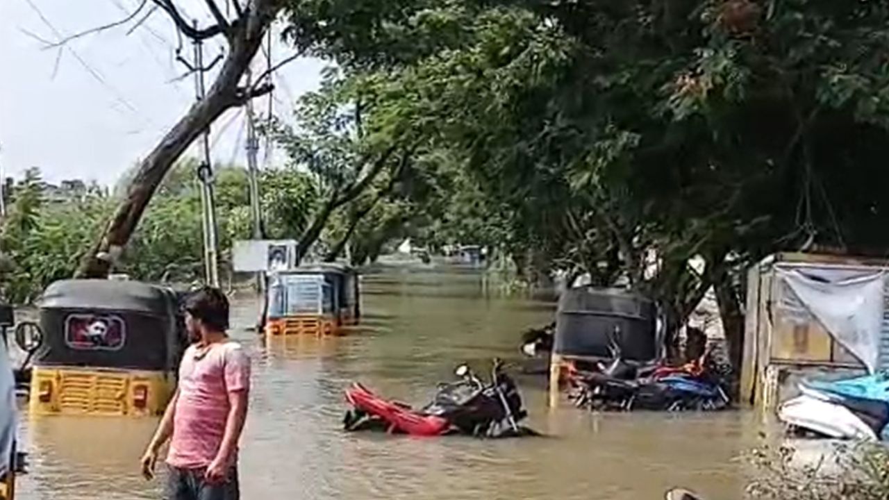 கொட்டித்தீர்த்த கனமழை.. சாலையில் இடுப்பளவு தேங்கிய தண்ணீர்