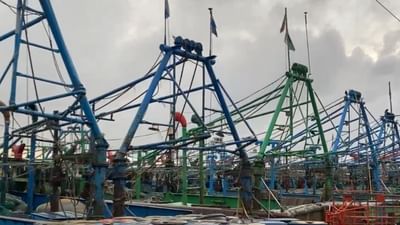 திடீர் கனமழை.. கடலுக்குள் செல்லாமல் தவிர்த்த மீனவர்கள் திடீர் கனமழை.. கடலுக்குள் செல்லாமல் தவிர்த்த மீனவர்கள்