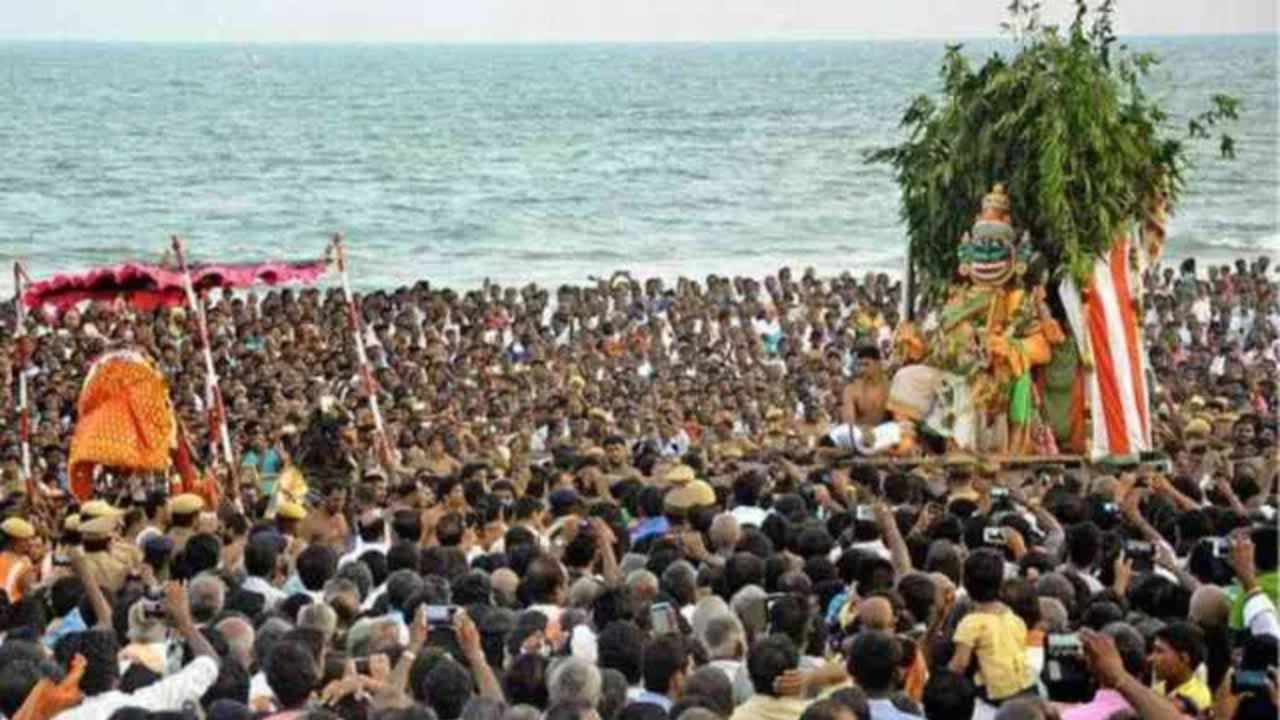 திருச்செந்தூரில் இன்று கந்தசஷ்டி பெருவிழா: சூரசம்ஹாரத்தை காண குவியும் பக்தர்கள்