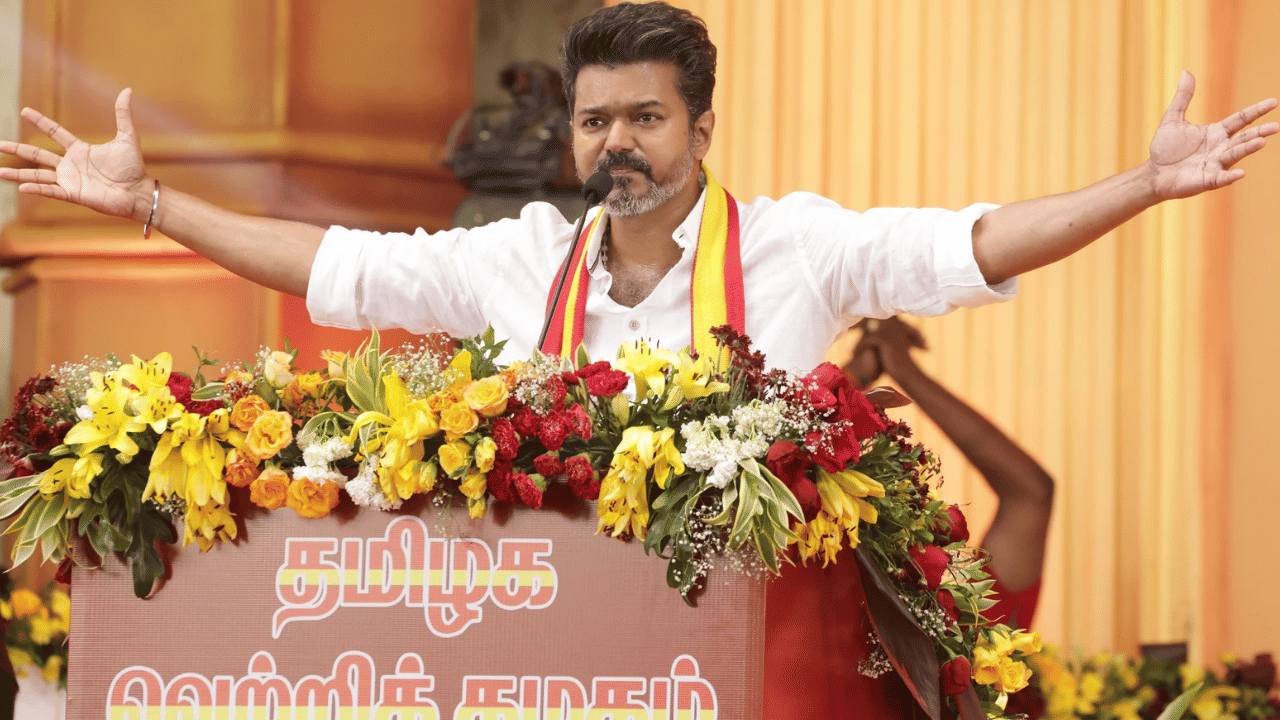 கரூர் கூட்ட நெரிசல் சம்பவம் – பாதிக்கப்பட்டவர்களுக்கு நிவாரணத் தொகை வழங்கிய தவெக கரூர் கூட்ட நெரிசல் சம்பவம் – பாதிக்கப்பட்டவர்களுக்கு நிவாரணத் தொகை வழங்கிய தவெக