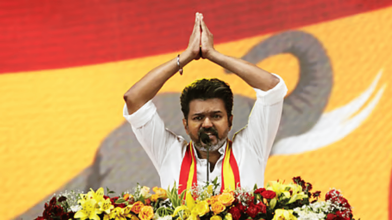 கரூர் கூட்ட நெரிசல் சம்பவம்… பாதிக்கப்பட்ட குடும்பங்களுக்கு மாதம் ரூ.5,000 – தவெக நிர்வாகி அறிவிப்பு கரூர் கூட்ட நெரிசல் சம்பவம்… பாதிக்கப்பட்ட குடும்பங்களுக்கு மாதம் ரூ.5,000 – தவெக நிர்வாகி அறிவிப்பு