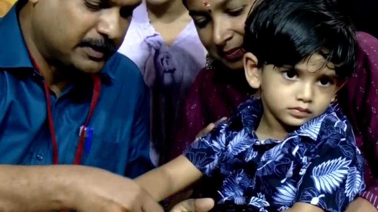 விஜயதசமி கல்வி... அரிசியில் தாய்மொழி எழுதிய குழந்தைகள்!