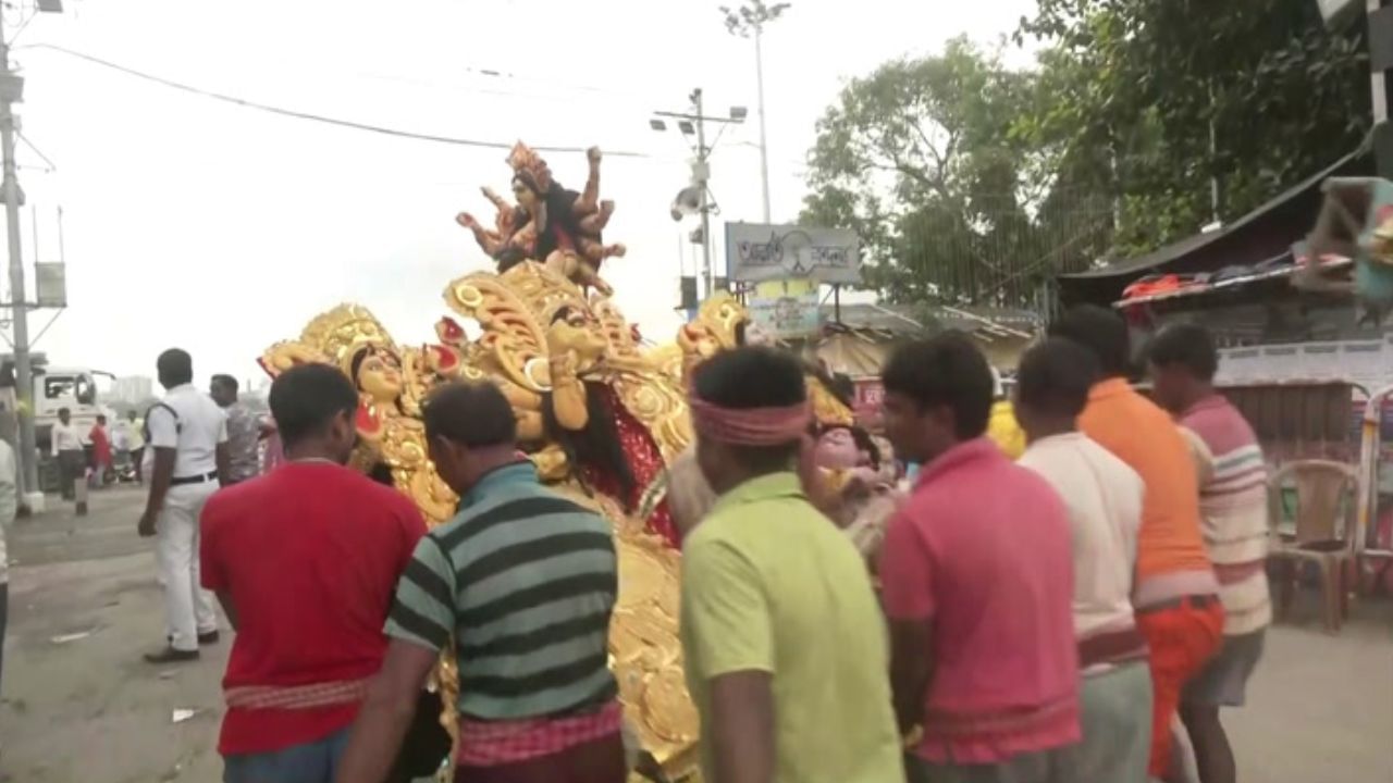 துர்கா தேவி பூஜை.. கொல்கத்தாவில் உற்சாகமாக சிலைகளை கரைத்த பக்தர்கள்!
