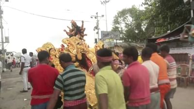 கொல்கத்தாவில் உற்சாகமாக சிலைகளை கரைத்த பக்தர்கள்! கொல்கத்தாவில் உற்சாகமாக சிலைகளை கரைத்த பக்தர்கள்!