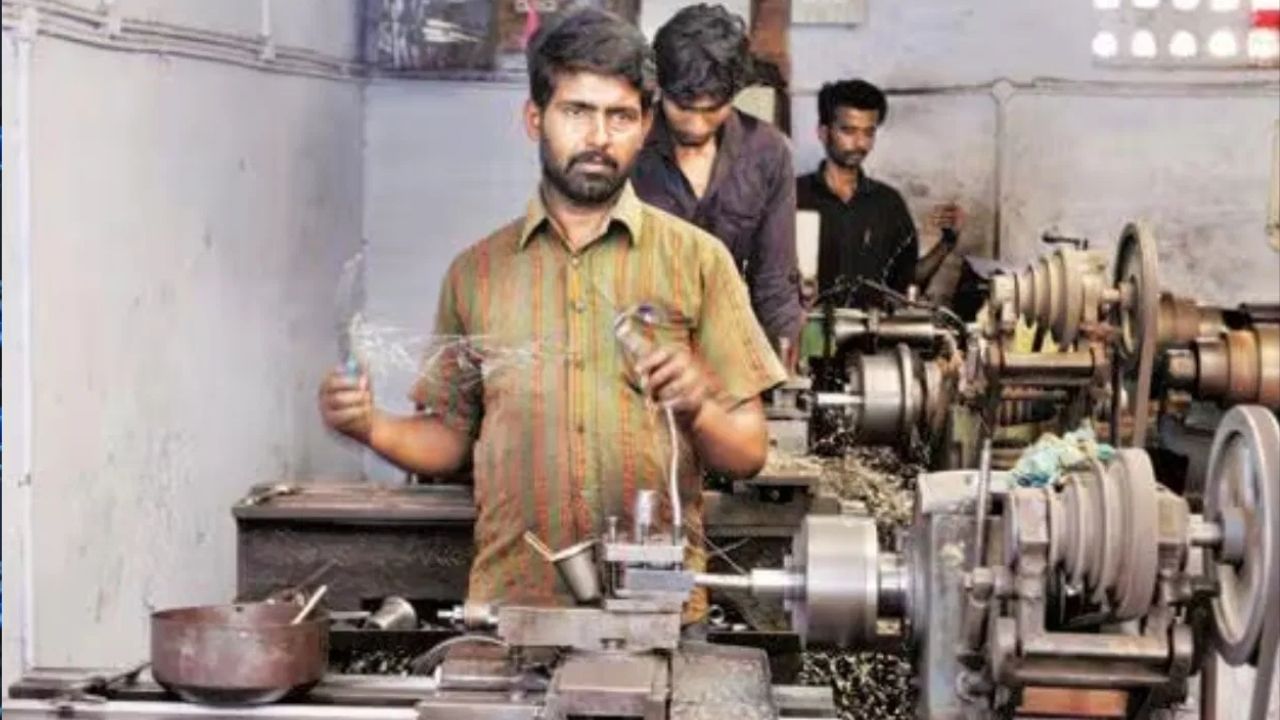 7-ம் தேதிக்குள் சம்பளம்… ஒப்பந்த ஊழியர்களுக்கும் பிஎஃப் – அமலுக்கு வந்த 4 புதிய தொழிலாளர் சட்டங்கள்