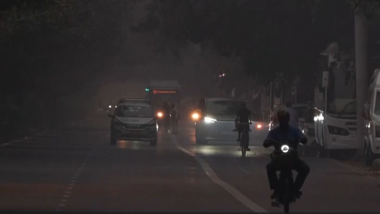டெல்லியில் கடும் காற்று மாசு.. திடீரென கருப்பாக மாறிய வானிலை!