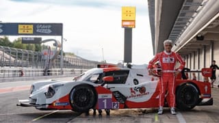 தனது ரேஸ் காருடன் அஜித் குமார் கொடுத்த மாஸான போஸ்… இணையத்தில் வைரலாகும் போட்டோ