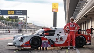 தனது ரேஸ் காருடன் அஜித் குமார் கொடுத்த மாஸான போஸ்… இணையத்தில் வைரலாகும் போட்டோ