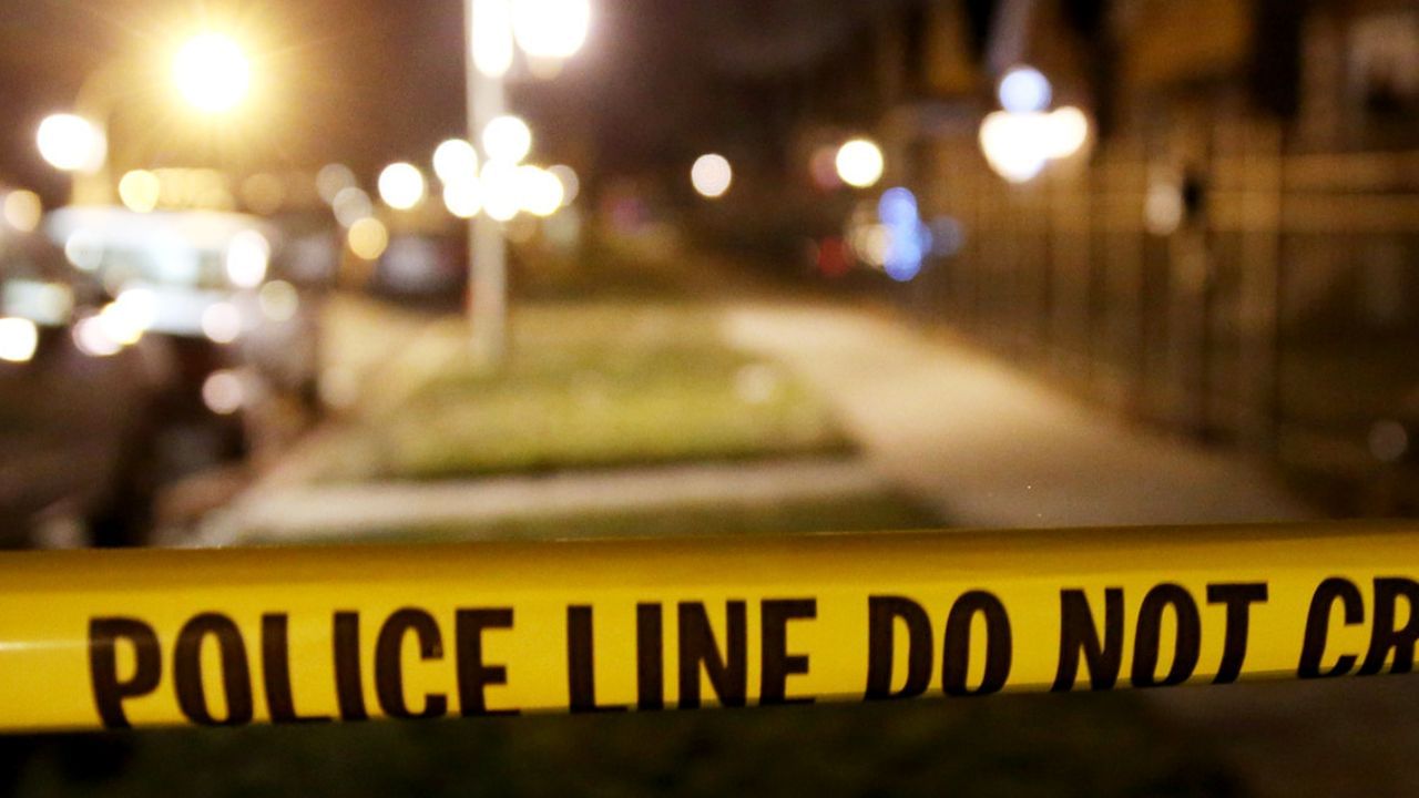 சென்னையில் நள்ளிரவில் மர்ம கும்பல் வெறிச்செயல்.. சாலையில் சென்ற 10 பேருக்கு அரிவாள் வெட்டு!