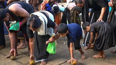 சபரிமலை மாளிகைபுரத்தம்மன் கோவில் முன் தேங்காய் உருட்டுவது ஏன்?