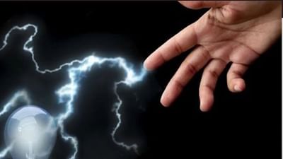 மழையின் காரணமாக மின்சார கம்பி மீது விழுந்த மரம்... 3 பேர் பலி